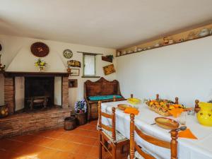 MontemagnoにあるHoliday Home La Capannella by Interhomeのダイニングルーム(テーブル、暖炉付)