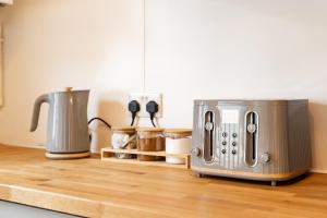 einem silbernen Toaster auf einer Küchentheke in der Unterkunft Great 3 bed Handbridge home - Sleeps 6 - EV Charger in Hough Green