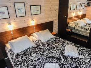 サーリセルカにあるHoliday Home Aarrekammi by Interhomeのベッドルーム1室(ベッド2台、鏡付)