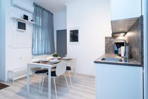 een keuken en eetkamer met een tafel en stoelen bij Ideal new apartment in the center in Boedapest