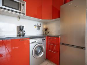 ラ・グランド・モットにあるStudio Ulysse Plage-5 by Interhomeのキッチン(赤いキャビネット、洗濯機付)