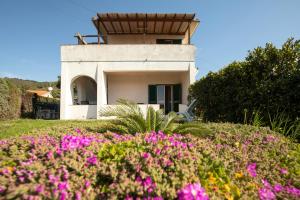 A garden outside Lacona Mare - HelloElba