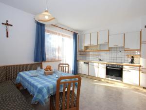 KapfingにあるApartment Gasteighof-6 by Interhomeのキッチン(テーブル、青いテーブルクロス付)