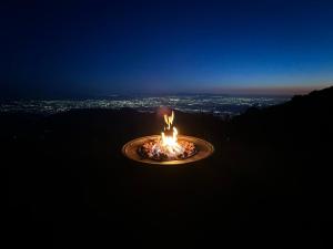 eine Feuerstelle mitten in einer Stadt in der Nacht in der Unterkunft 100 Mile View-Fire Pit, Romantic, Peaceful, Private in Crestline
