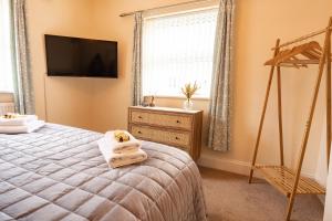 1 dormitorio con cama y ventana en Great 3 bed Handbridge home - Sleeps 6 - EV Charger, en Hough Green