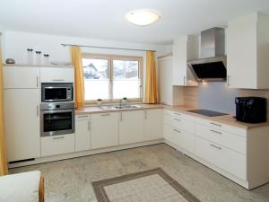 ラムサウ・イム・ツィラータールにあるHoliday Home Schiestl - MHO753 by Interhomeの白いキャビネット、シンク、窓付きのキッチン