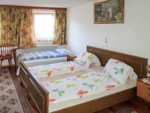 Cette chambre comprend 2 lits jumeaux. dans l'établissement Apartment Fiechter - FGZ350 by Interhome, à Bruck am Ziller