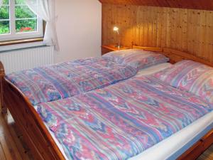 OberndorfにあるHoliday Home Hennevelt by Interhomeの木製の壁のベッドルームのベッド1台