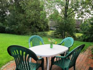 OberndorfにあるHoliday Home Hennevelt by Interhomeの椅子4脚付きテーブル