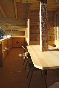 ブラームベルク・アム・ヴィルトコーゲルにあるApartment Schoppengrub - BMG196 by Interhomeの木製テーブルと椅子が備わる空き部屋