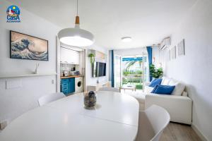 a white living room with a white table and chairs at Apartamentos Fuente Sol Casa Azahar in Alcossebre