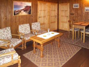 Zimmer mit Stühlen, einem Tisch, einem Tisch und Stühlen in der Unterkunft Holiday Home Marta - ZAB100 by Interhome in Červený Kostelec