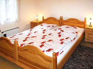 ein Schlafzimmer mit einem Bett mit rotem Pfeffer drauf in der Unterkunft Holiday Home Marta - ZAB100 by Interhome in Červený Kostelec