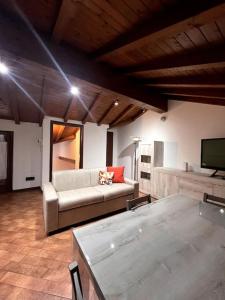 un soggiorno con divano e TV di Home 26, near the lake a Valmadrera