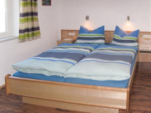 ヒパッハにあるApartment Stefan - MHO687 by Interhomeのベッド(青と白の毛布、枕付)