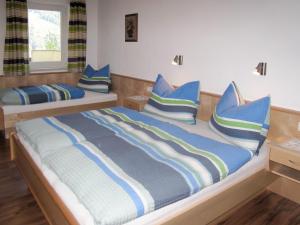 ヒパッハにあるApartment Stefan - MHO687 by Interhomeのベッドルーム1室(ベッド2台、青と白の枕付)