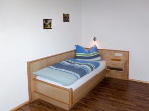 ヒパッハにあるApartment Stefan - MHO687 by Interhomeのベッド(青と白の枕付)