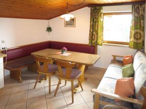 comedor con mesa y sofá en Apartment Bloserhof - ZAZ412 by Interhome, en Zellberg