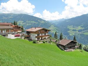 ZellbergにあるApartment Bloserhof - ZAZ412 by Interhomeの山々の緑の丘の上の家屋群