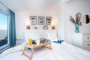 希歐福克的住宿－Tóparti villa, közvetlen vízkapcsolattal，卧室配有一张白色的床和一张桌子