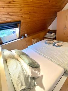 Postel nebo postele na pokoji v ubytování Napsugár Retro Apartman