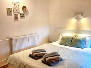 Postel nebo postele na pokoji v ubytování Napsugár Retro Apartman