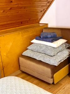 Postel nebo postele na pokoji v ubytování Napsugár Retro Apartman