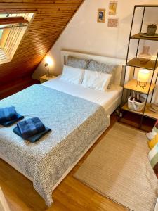 Кровать или кровати в номере Napsugár Retro Apartman