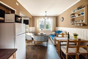 巴拉頓菲茲弗的住宿－Különleges hangulatú ház Balatonfűzfőn，厨房以及带白色冰箱的客厅。