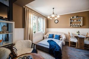 a living room with a couch and a table at Különleges hangulatú ház Balatonfűzfőn in Balatonfůzfő