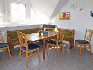 OberndorfにあるApartment Hof Bajema by Interhomeのダイニングルーム(木製テーブル、椅子付)