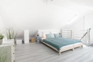 um quarto com uma cama num quarto branco em Teljesen felújított, szépen berendezett nyaraló em Balatonfenyves