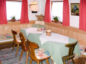 金茲林的住宿－Holiday Home Farm Eben - MHO480 by Interhome，用餐室配有桌椅和红色窗帘