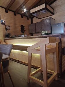 un bancone in una cucina con tavolo e sgabello di اكواخ الماريا a Arar