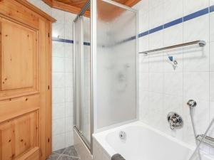 La salle de bains est pourvue d'une douche et d'une baignoire blanche. dans l'établissement Apartment Prieslern - BMG192 by Interhome, à Bramberg am Wildkogel