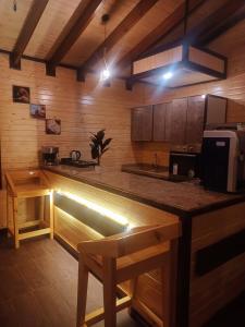 - une cuisine avec un comptoir, une cuisinière et un comptoir dans l'établissement اكواخ الماريا, à Arar