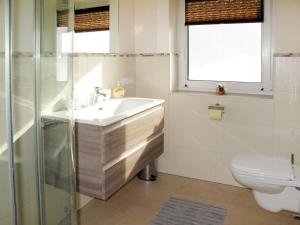 uma casa de banho com um lavatório e um WC em Apartment Talmoosen-Bauer - BMG210 by Interhome em Bramberg am Wildkogel