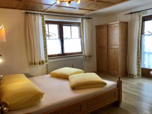 アシャウにあるApartment Landhaus Martin - ZAZ510 by Interhomeのベッドルーム1室(黄色い枕のベッド2台付)