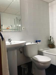 bagno bianco con servizi igienici e lavandino di Alojamiento Seda ad Alcalá de Guadaira