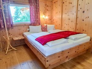 uma cama de madeira num quarto de madeira com uma janela em Chalet Wegscheider - MHO326 by Interhome em Mayrhofen