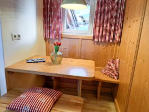 マイヤーホーフェンにあるChalet Wegscheider by Interhomeの花瓶を飾った木製テーブル