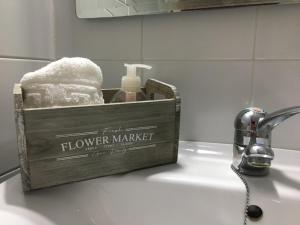 アルカラ・デ・グアダイラにあるAlojamiento Sedaのバスルーム(洗面台付)の木製ボックス +10枚の写真