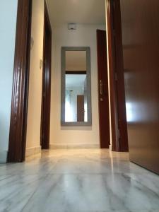 アルカラ・デ・グアダイラにあるAlojamiento Sedaの鏡付廊下