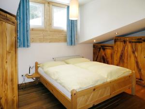 ホラースバッハ・イム・ピンツガウにあるApartment Daniel - MII162 by Interhomeのベッドルーム1室(青いカーテン付きの大型ベッド1台付)