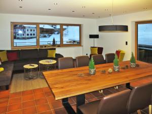 フューゲンにあるApartment Apart Bergart - FGZ143 by Interhomeのリビングルーム(木製テーブル、ソファ付)