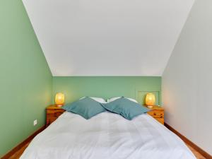 ein Schlafzimmer mit einem weißen Bett mit zwei Lampen in der Unterkunft Holiday Home Le Lanchon - LVT402 by Interhome in Le Vrétot