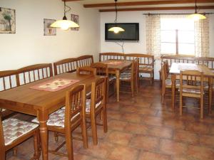 Reštaurácia alebo iné gastronomické zariadenie v ubytovaní Holiday Home Růžovka by Interhome