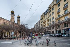 um grupo de bicicletas estacionadas numa rua da cidade em Gorgeous & Super Central Studio em Budapeste