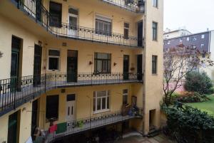 een afbeelding van een appartementencomplex met balkons bij New comfy studio at convenient location in Boedapest