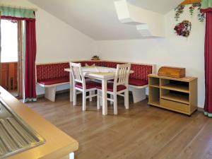 - une salle à manger avec une table et des chaises dans l'établissement Apartment Heisenhaus - MHO682 by Interhome, à Ramsau im Zillertal